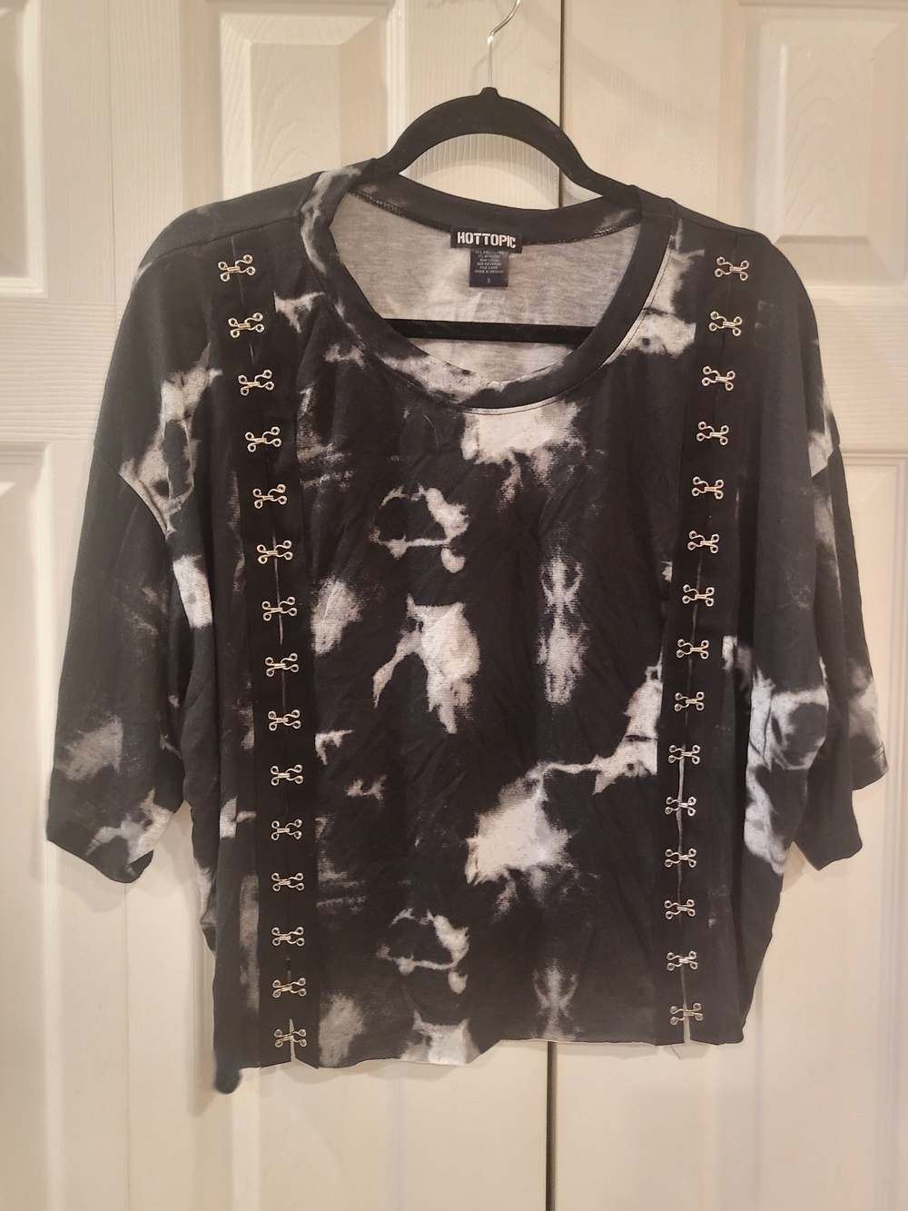 Hot Topic Black & White Tie-Dye Hook-Accent Short Sleeve Tee